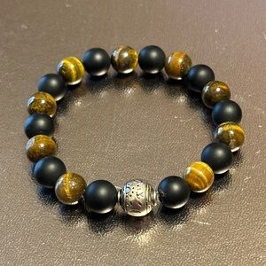 Men’s Tigers Eye & Matt Onyx stretch bracelet w/plated findings.